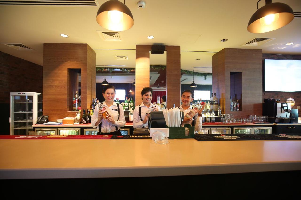 Holiday Inn Express Dubai Airport By Ihg Exterior photo