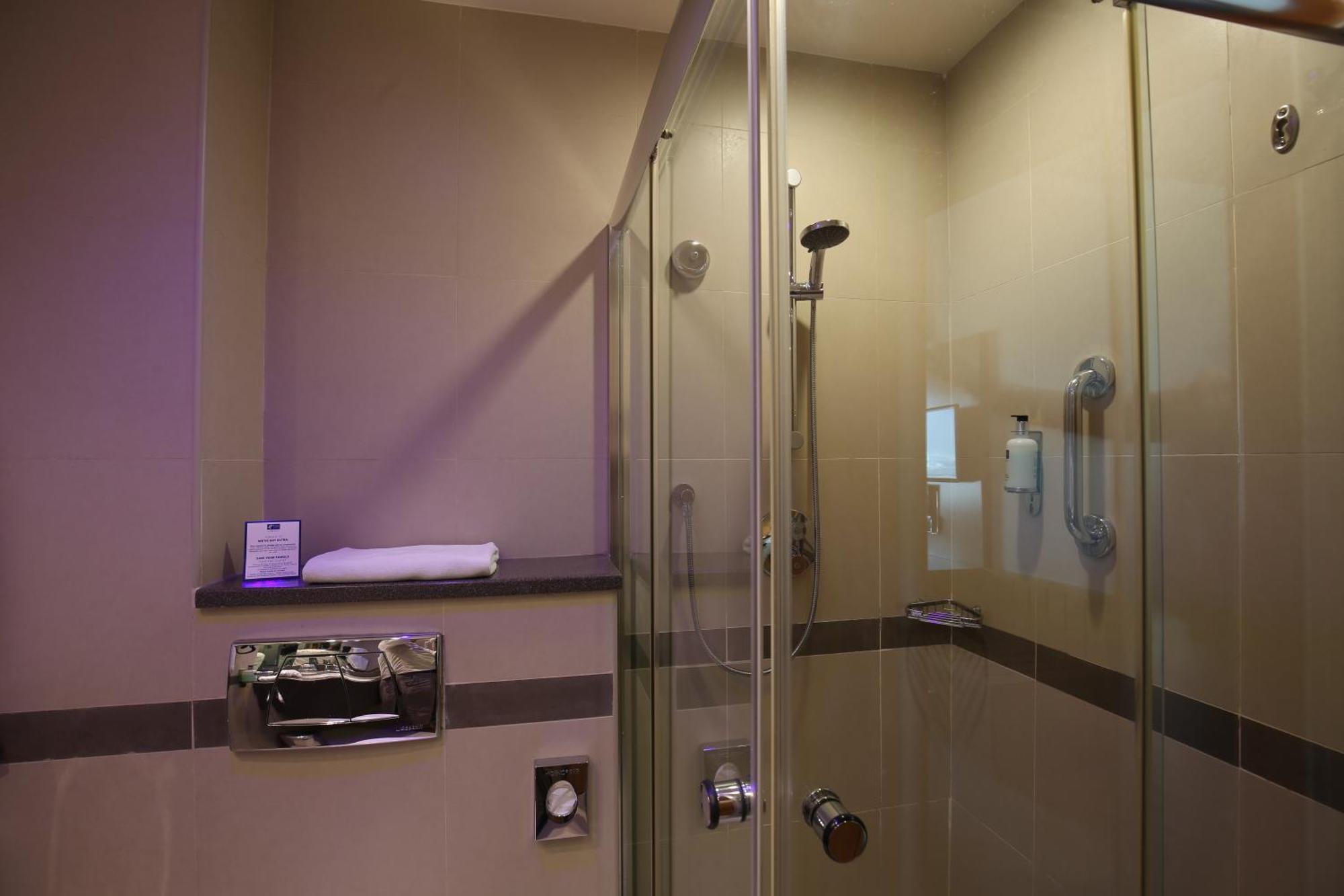 Holiday Inn Express Dubai Airport By Ihg Exterior photo